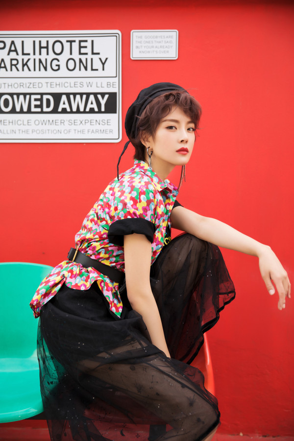 种丹妮夏日写真曝光 复古时尚变身摩登少女