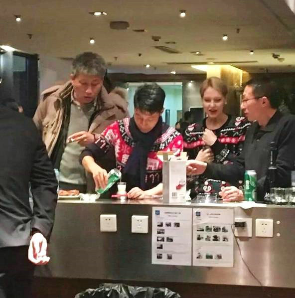 恩爱!撒贝宁和小13岁外国娇妻穿情侣装