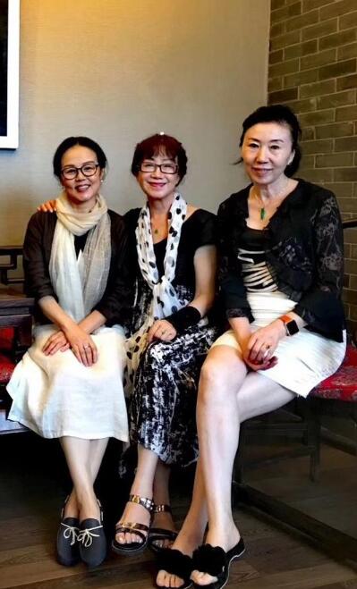 62岁董浩罕见晒妻子美照 称赞老伴儿漂亮出众