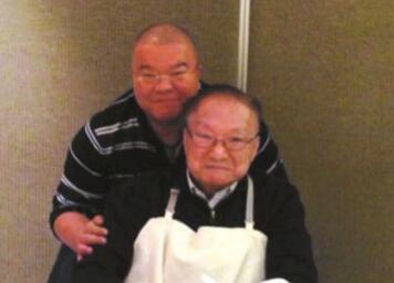 查传倜“七言诗”送别父亲金庸:含笑驾鹤倚天飞